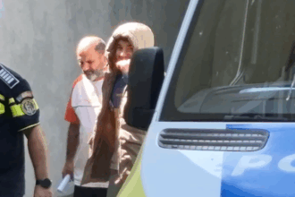 FOTO VIDEO Cu ZÂMBETUL pe buze după ce a omorât doi oameni într-un accident, la Malibu, șoferul insultă jurnaliștii/ Va rămâne în arest UPDATE Screenshot 2025 06 10 110451