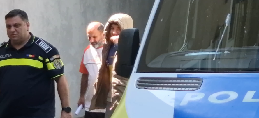 FOTO VIDEO Cu ZÂMBETUL pe buze după ce a omorât doi oameni într-un accident, la Malibu, șoferul insultă jurnaliștii/ Va rămâne în arest UPDATE Screenshot 2025 06 10 110451