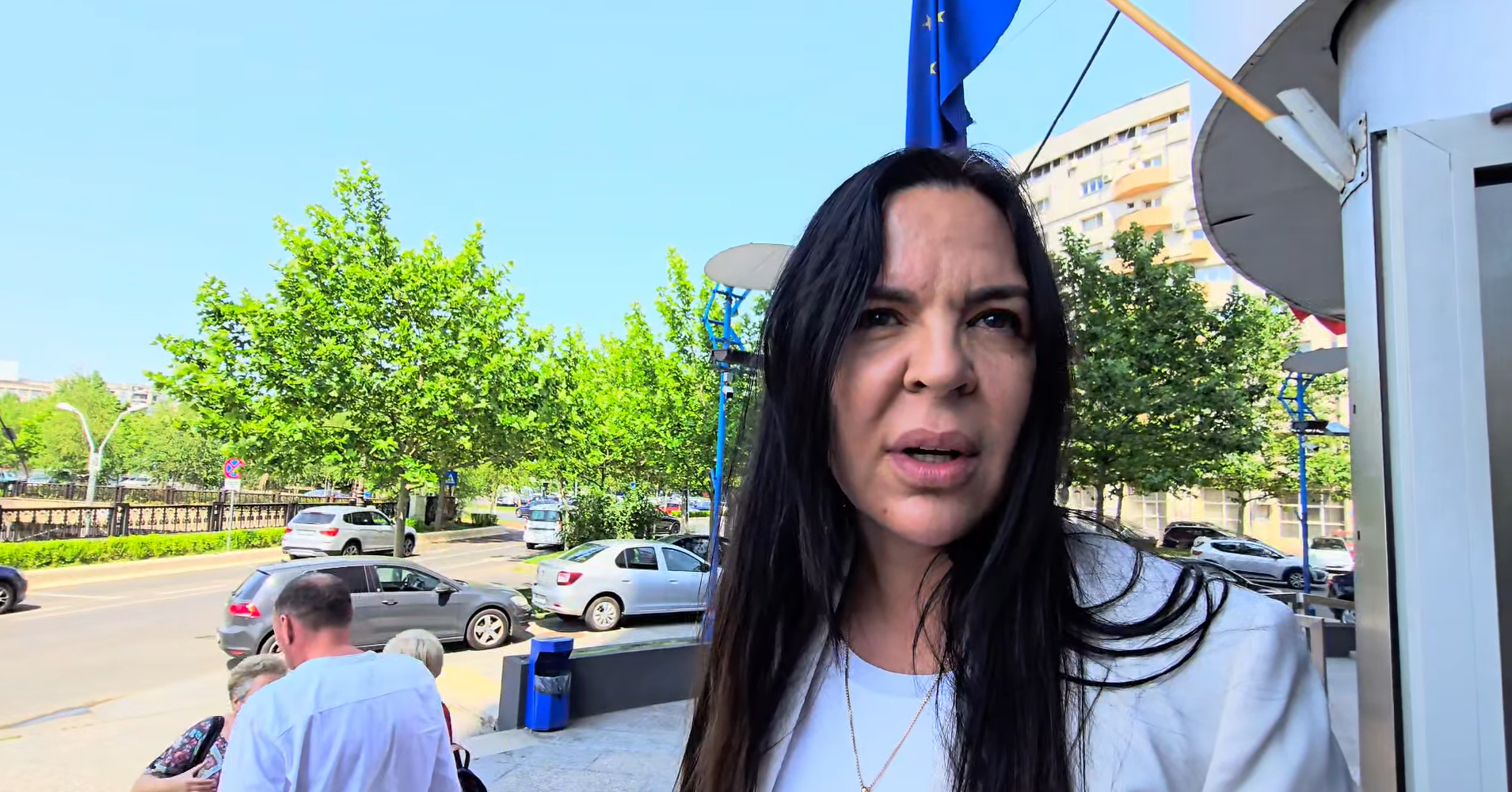 VIDEO Mirela Matichescu, deputat și inculpat, prezentă la ÎCCJ. A fost luată la rost de protestatarul Marian Ceaușeșcu Screenshot 2025 06 18 161535