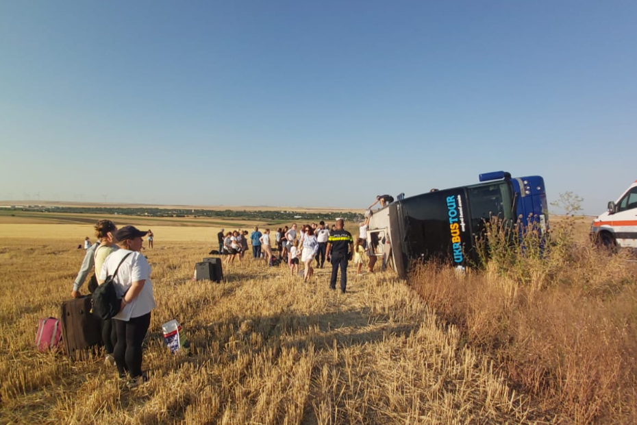 FOTO VIDEO/ PLAN ROȘU ACTIVAT: Un autocar cu 55 de persoane s-a răsturnat la Tariverde, Constanța/ Traficul este BLOCAT pe ambele sensuri UPDATE Screenshot 2025 06 25 192502