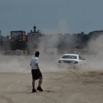 VIDEO Drifturi cu Mercedesul pe o plaja din Constanța. Ce amendă a primit șoferul teribilist Screenshot 1 3