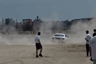 VIDEO Drifturi cu Mercedesul pe o plaja din Constanța. Ce amendă a primit șoferul teribilist Screenshot 1 3