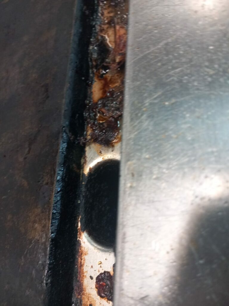 FOTO VIDEO Frigidere cu mucegai și mizerie în subsol: OPC a închis Tomis Pub din Piața Ovidiu 5 FOTO VIDEO Frigidere cu mucegai și mizerie în subsol: OPC a închis Tomis Pub din Piața Ovidiu WhatsApp Image 2025 06 03 at 19.07.52 1