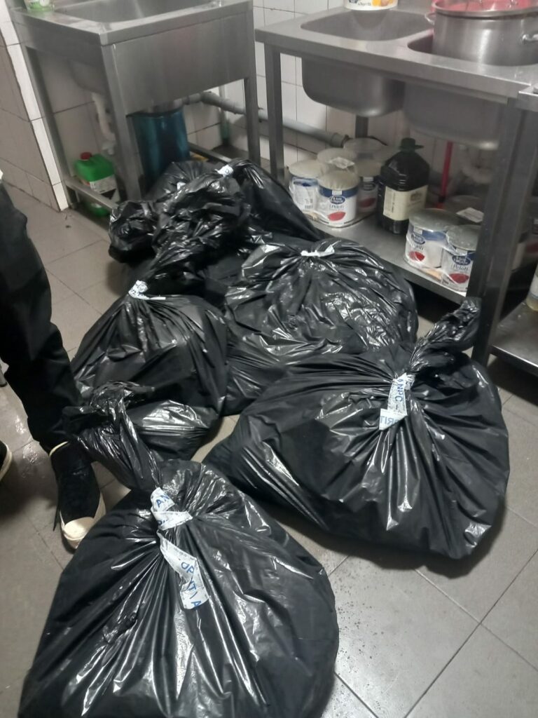FOTO VIDEO Frigidere cu mucegai și mizerie în subsol: OPC a închis Tomis Pub din Piața Ovidiu 6 FOTO VIDEO Frigidere cu mucegai și mizerie în subsol: OPC a închis Tomis Pub din Piața Ovidiu WhatsApp Image 2025 06 03 at 19.07.52