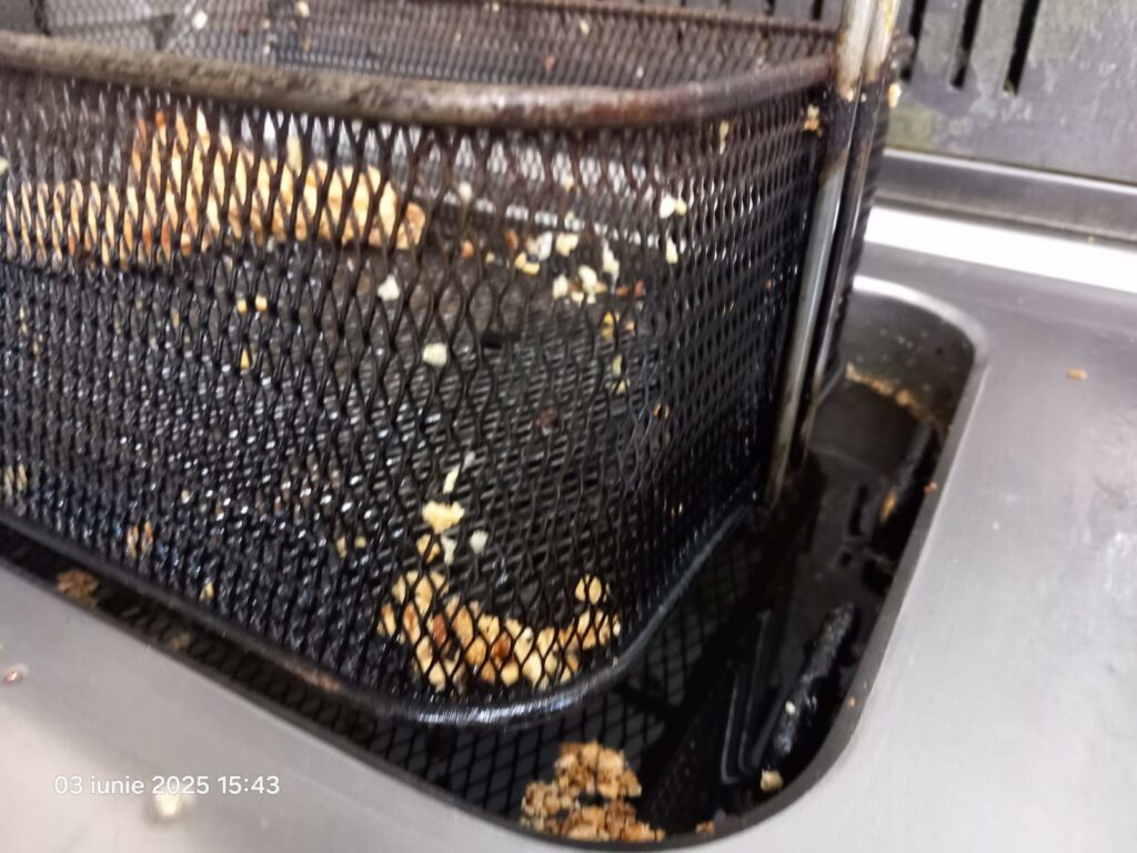 FOTO Restaurant din Năvodari, propus pentru închidere definitivă de OPC: produse expirate, murdărie masivă și alte nereguli 8 FOTO Restaurant din Năvodari, propus pentru închidere definitivă de OPC: produse expirate, murdărie masivă și alte nereguli WhatsApp Image 2025 06 03 at 19.25.41 1