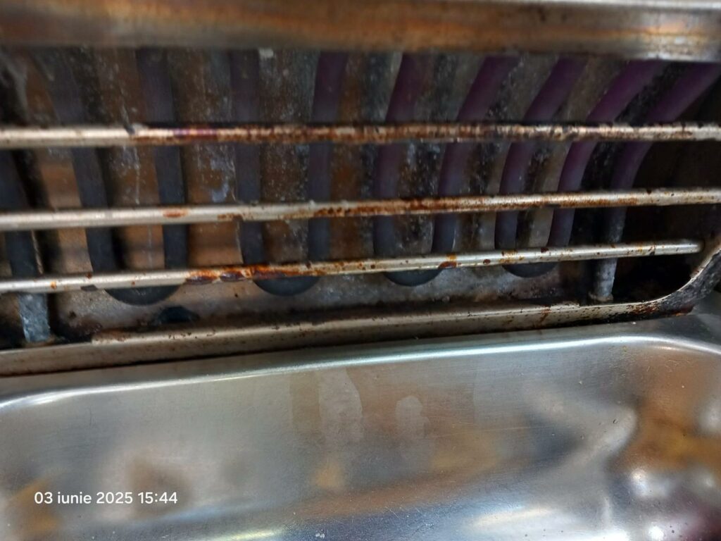 FOTO Restaurant din Năvodari, propus pentru închidere definitivă de OPC: produse expirate, murdărie masivă și alte nereguli 5 FOTO Restaurant din Năvodari, propus pentru închidere definitivă de OPC: produse expirate, murdărie masivă și alte nereguli WhatsApp Image 2025 06 03 at 19.25.41 4
