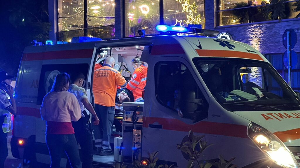 FOTO VIDEO Trei VICTIME au ajuns la spital rănite GRAV în urma unui accident pe bulevardul Mamaia, în fața restaurantului Dolce Vita UPDATE 25 FOTO VIDEO Trei VICTIME au ajuns la spital rănite GRAV în urma unui accident pe bulevardul Mamaia, în fața restaurantului Dolce Vita UPDATE WhatsApp Image 2025 06 03 at 23.07.43