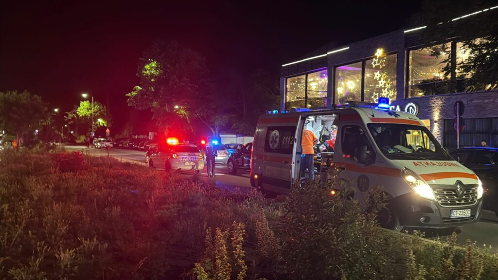 FOTO VIDEO Trei VICTIME au ajuns la spital rănite GRAV în urma unui accident pe bulevardul Mamaia, în fața restaurantului Dolce Vita UPDATE 21 FOTO VIDEO Trei VICTIME au ajuns la spital rănite GRAV în urma unui accident pe bulevardul Mamaia, în fața restaurantului Dolce Vita UPDATE WhatsApp Image 2025 06 03 at 23.07.46 1