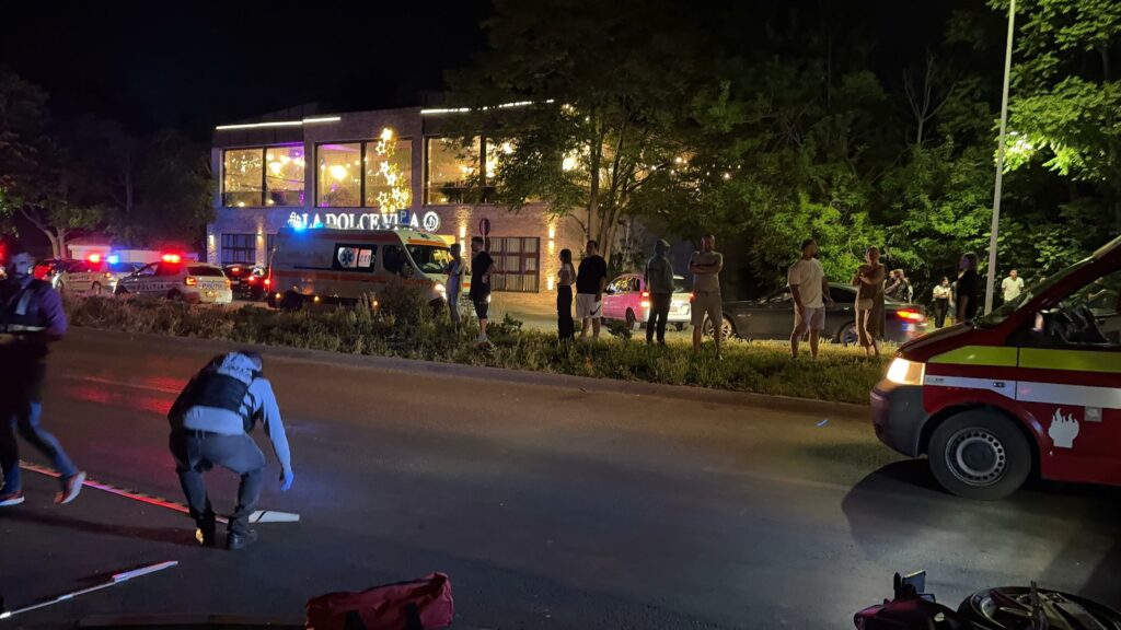 FOTO VIDEO Trei VICTIME au ajuns la spital rănite GRAV în urma unui accident pe bulevardul Mamaia, în fața restaurantului Dolce Vita UPDATE 19 FOTO VIDEO Trei VICTIME au ajuns la spital rănite GRAV în urma unui accident pe bulevardul Mamaia, în fața restaurantului Dolce Vita UPDATE WhatsApp Image 2025 06 03 at 23.10.15 1