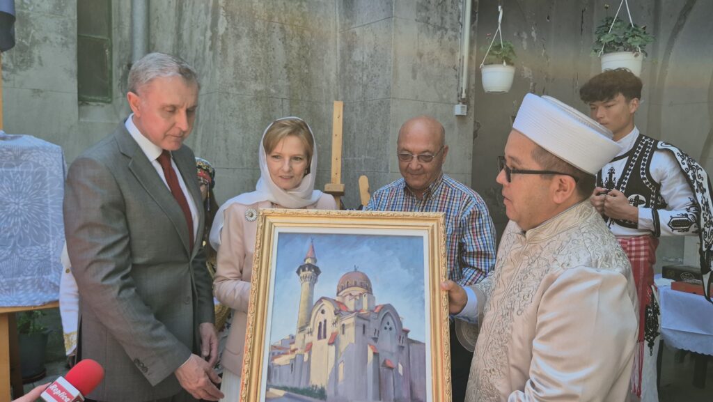 FOTO VIDEO Majestatea Sa Margareta și Principele Radu au vizitat Moscheea Carol I din Constanța WhatsApp Image 2025 06 04 at 14.22.28