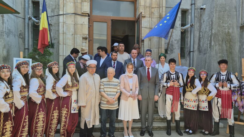 FOTO VIDEO Majestatea Sa Margareta și Principele Radu au vizitat Moscheea Carol I din Constanța WhatsApp Image 2025 06 04 at 14.25.36