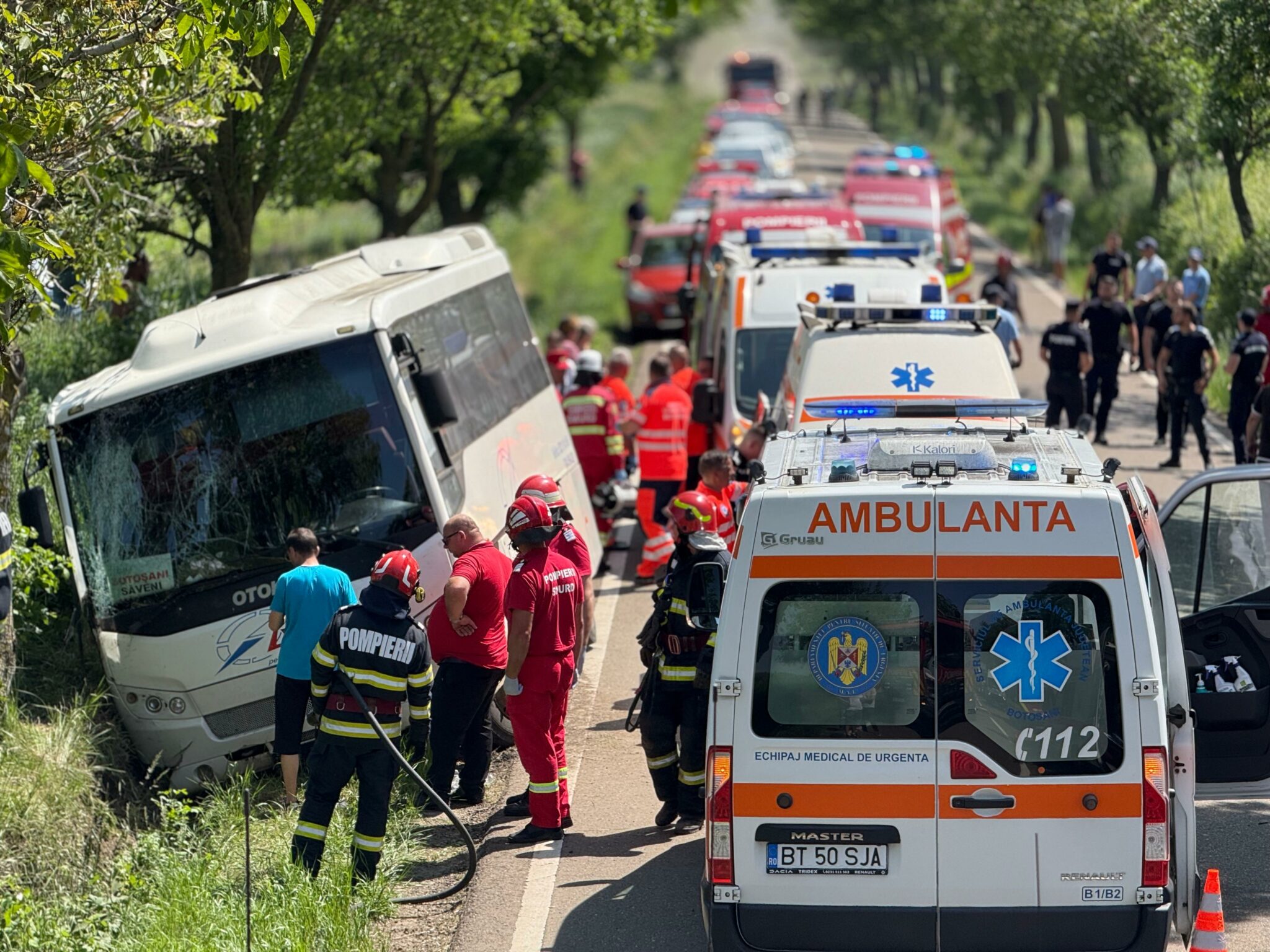 FOTO VIDEO Plan Roșu de Intervenție: Accident cu 12 persoane implicate/ Un autocar s-a răsturnat UPDATE WhatsApp Image 2025 06 04 at 14.26.40