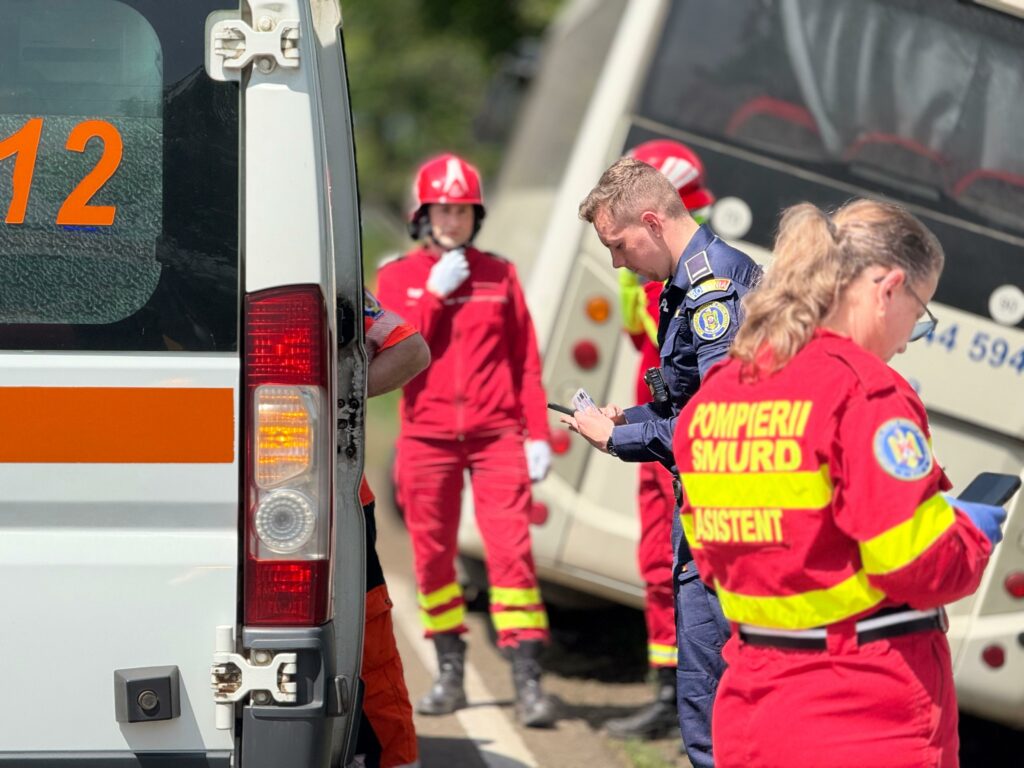 FOTO VIDEO Plan Roșu de Intervenție: Accident cu 12 persoane implicate/ Un autocar s-a răsturnat UPDATE 6 FOTO VIDEO Plan Roșu de Intervenție: Accident cu 12 persoane implicate/ Un autocar s-a răsturnat UPDATE WhatsApp Image 2025 06 04 at 14.26.41 1