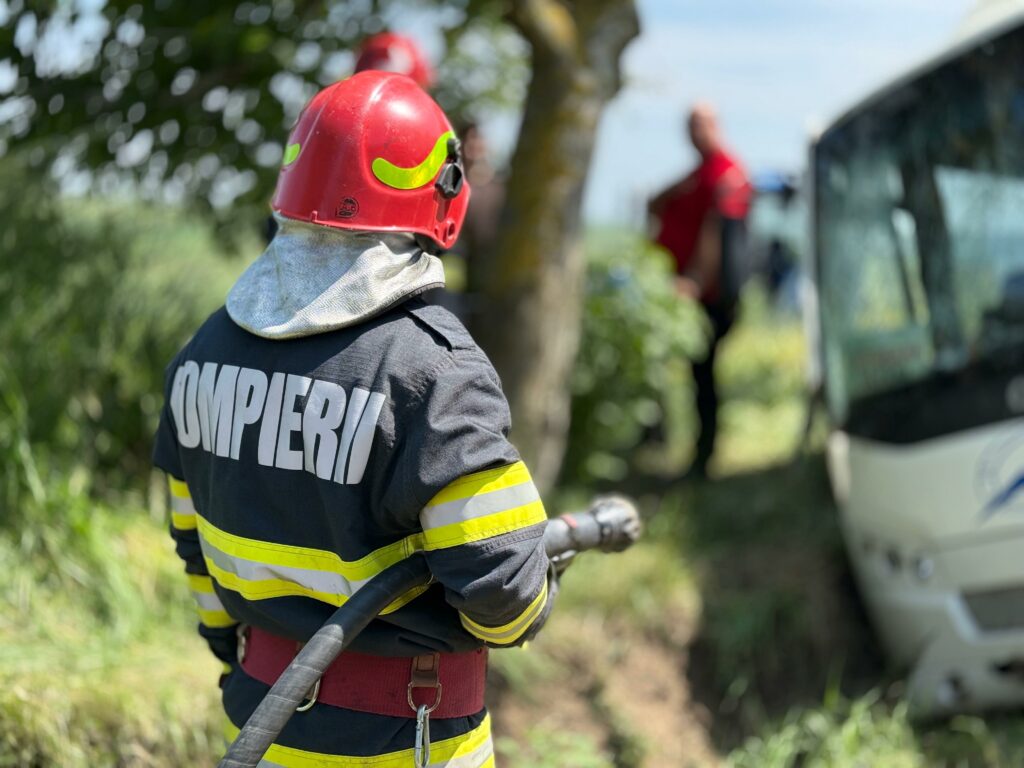 FOTO VIDEO Plan Roșu de Intervenție: Accident cu 12 persoane implicate/ Un autocar s-a răsturnat UPDATE 4 FOTO VIDEO Plan Roșu de Intervenție: Accident cu 12 persoane implicate/ Un autocar s-a răsturnat UPDATE WhatsApp Image 2025 06 04 at 14.26.42 1