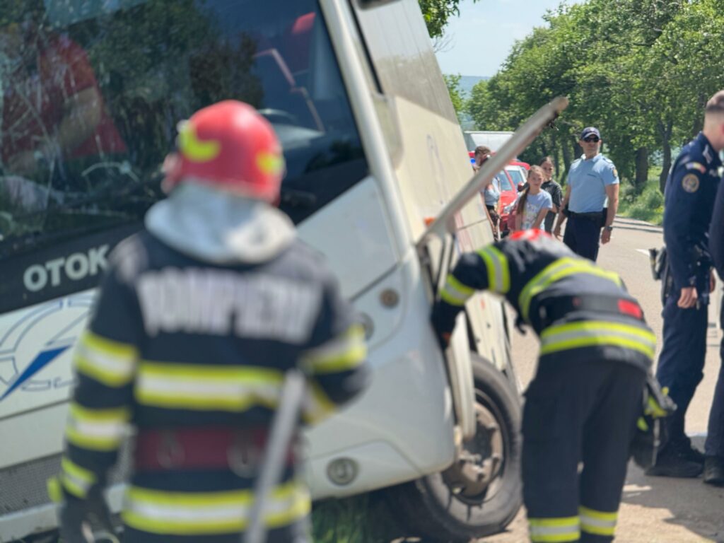 FOTO VIDEO Plan Roșu de Intervenție: Accident cu 12 persoane implicate/ Un autocar s-a răsturnat UPDATE 3 FOTO VIDEO Plan Roșu de Intervenție: Accident cu 12 persoane implicate/ Un autocar s-a răsturnat UPDATE WhatsApp Image 2025 06 04 at 14.26.43