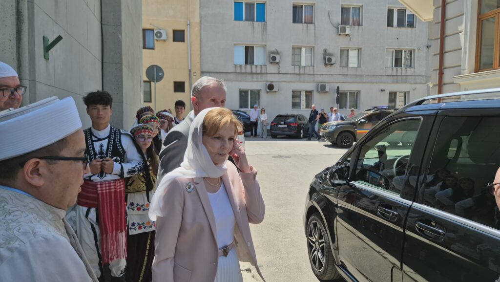 FOTO VIDEO Majestatea Sa Margareta și Principele Radu au vizitat Moscheea Carol I din Constanța WhatsApp Image 2025 06 04 at 14.26.49 1