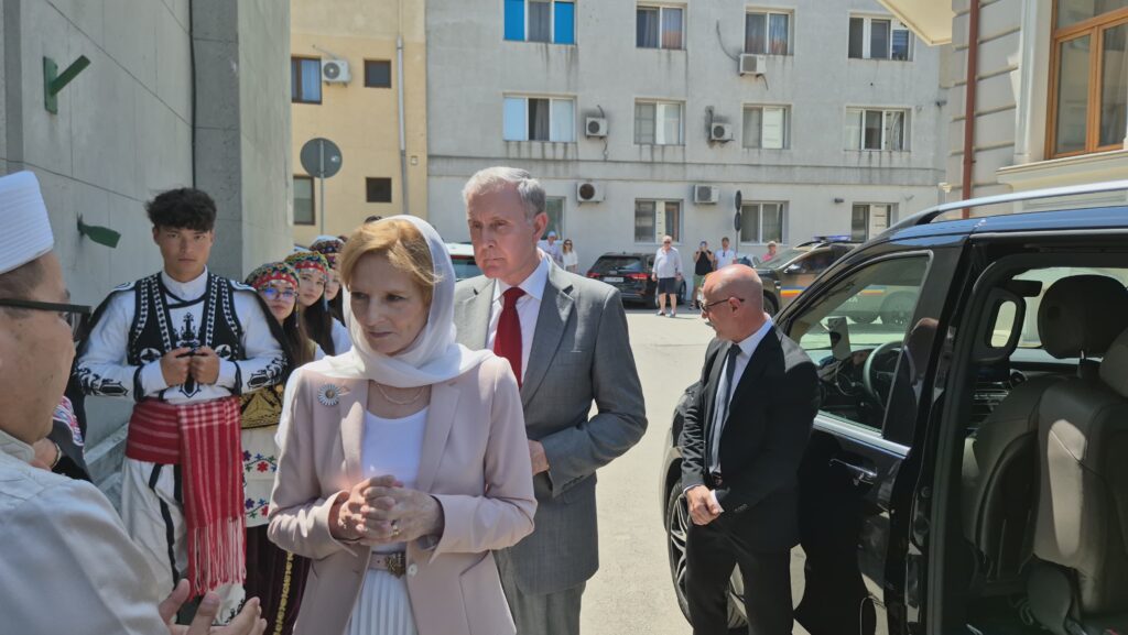 FOTO VIDEO Majestatea Sa Margareta și Principele Radu au vizitat Moscheea Carol I din Constanța WhatsApp Image 2025 06 04 at 14.26.49