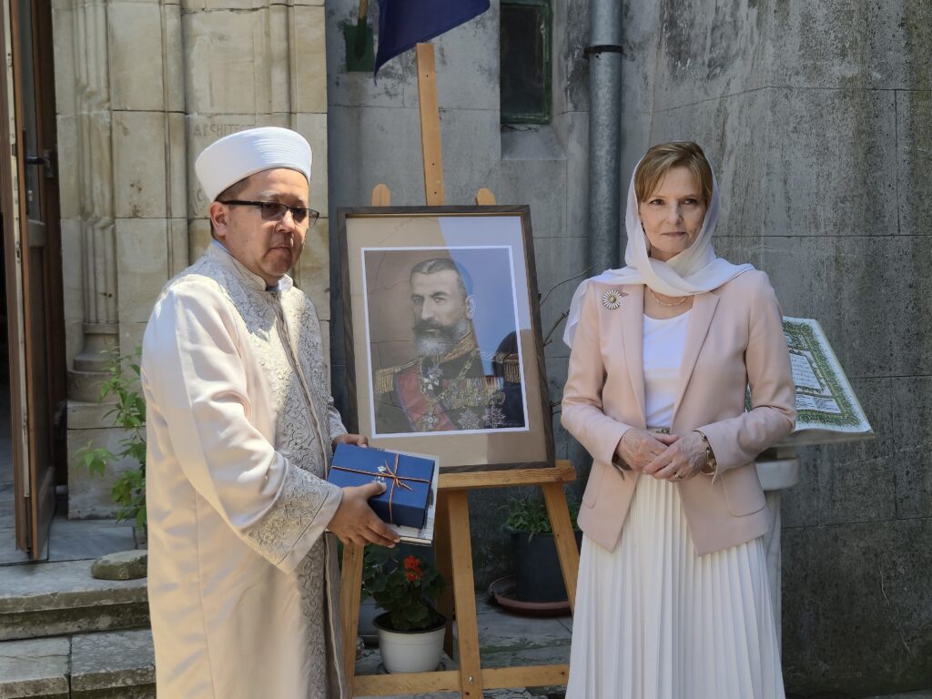 FOTO VIDEO Majestatea Sa Margareta și Principele Radu au vizitat Moscheea Carol I din Constanța WhatsApp Image 2025 06 04 at 14.26.50 1