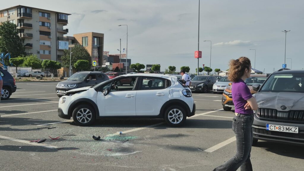 FOTO VIDEO O persoană încarcerată în urma unui accident cu trei mașini implicate, în parcarea Vivo Mall, Constanța UPDATE 17 FOTO VIDEO O persoană încarcerată în urma unui accident cu trei mașini implicate, în parcarea Vivo Mall, Constanța UPDATE WhatsApp Image 2025 06 04 at 17.24.39