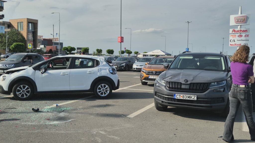 FOTO VIDEO O persoană încarcerată în urma unui accident cu trei mașini implicate, în parcarea Vivo Mall, Constanța UPDATE 16 FOTO VIDEO O persoană încarcerată în urma unui accident cu trei mașini implicate, în parcarea Vivo Mall, Constanța UPDATE WhatsApp Image 2025 06 04 at 17.24.40 1 1