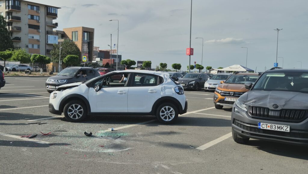 FOTO VIDEO O persoană încarcerată în urma unui accident cu trei mașini implicate, în parcarea Vivo Mall, Constanța UPDATE 18 FOTO VIDEO O persoană încarcerată în urma unui accident cu trei mașini implicate, în parcarea Vivo Mall, Constanța UPDATE WhatsApp Image 2025 06 04 at 17.24.40