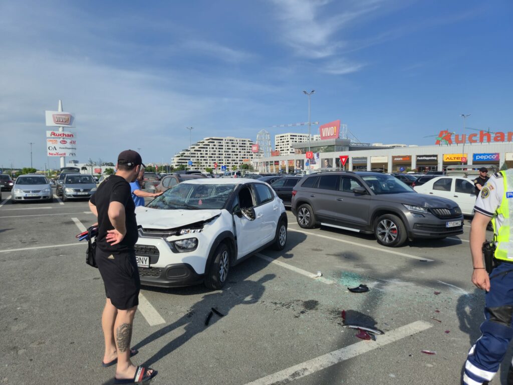 FOTO VIDEO O persoană încarcerată în urma unui accident cu trei mașini implicate, în parcarea Vivo Mall, Constanța UPDATE 14 FOTO VIDEO O persoană încarcerată în urma unui accident cu trei mașini implicate, în parcarea Vivo Mall, Constanța UPDATE WhatsApp Image 2025 06 04 at 17.27.19 2