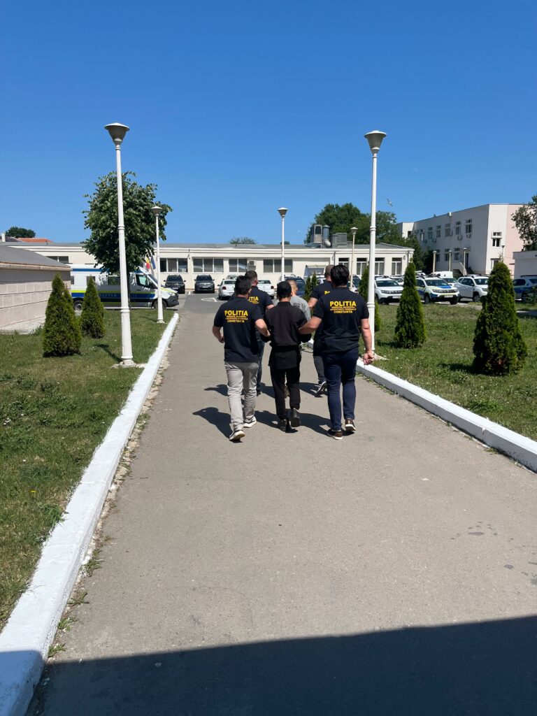 FOTO VIDEO Un bătrân din Constanța a fost tâlhărit de doi adolescenți: i-au furat 1000 de lei prin VIOLENȚĂ 2 FOTO VIDEO Un bătrân din Constanța a fost tâlhărit de doi adolescenți: i-au furat 1000 de lei prin VIOLENȚĂ WhatsApp Image 2025 06 04 at 17.29.30