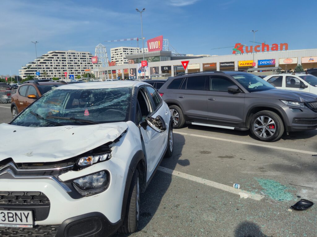 FOTO VIDEO O persoană încarcerată în urma unui accident cu trei mașini implicate, în parcarea Vivo Mall, Constanța UPDATE 7 FOTO VIDEO O persoană încarcerată în urma unui accident cu trei mașini implicate, în parcarea Vivo Mall, Constanța UPDATE WhatsApp Image 2025 06 04 at 17.30.09
