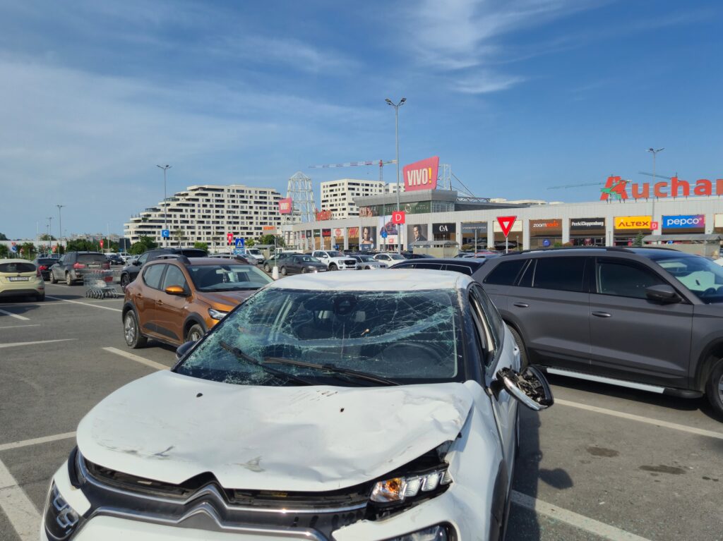 FOTO VIDEO O persoană încarcerată în urma unui accident cu trei mașini implicate, în parcarea Vivo Mall, Constanța UPDATE 4 FOTO VIDEO O persoană încarcerată în urma unui accident cu trei mașini implicate, în parcarea Vivo Mall, Constanța UPDATE WhatsApp Image 2025 06 04 at 17.30.11 1