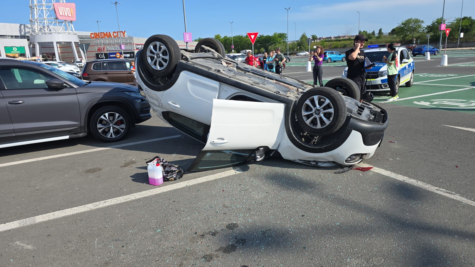 FOTO VIDEO O persoană încarcerată în urma unui accident cu trei mașini implicate, în parcarea Vivo Mall, Constanța UPDATE WhatsApp Image 2025 06 04 at 17.42.32