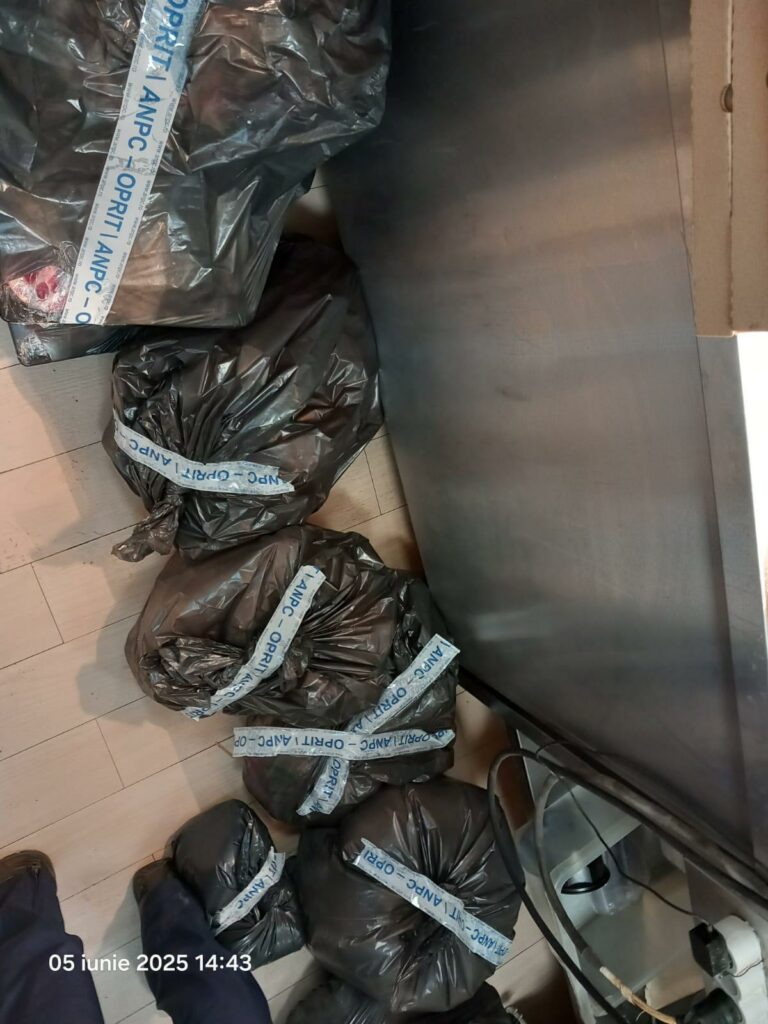 VIDEO FOTO Gândaci vii și morți, mâncare stricată și ustensile murdare: restaurant din Năvodari, sancționat DUR de OPC 10 VIDEO FOTO Gândaci vii și morți, mâncare stricată și ustensile murdare: restaurant din Năvodari, sancționat DUR de OPC WhatsApp Image 2025 06 05 at 17.28.37