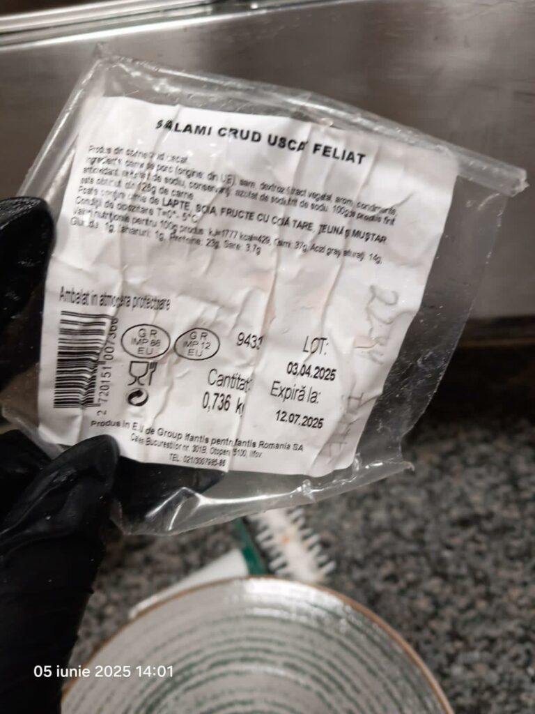 VIDEO FOTO Gândaci vii și morți, mâncare stricată și ustensile murdare: restaurant din Năvodari, sancționat DUR de OPC 19 VIDEO FOTO Gândaci vii și morți, mâncare stricată și ustensile murdare: restaurant din Năvodari, sancționat DUR de OPC WhatsApp Image 2025 06 05 at 17.28.38 4