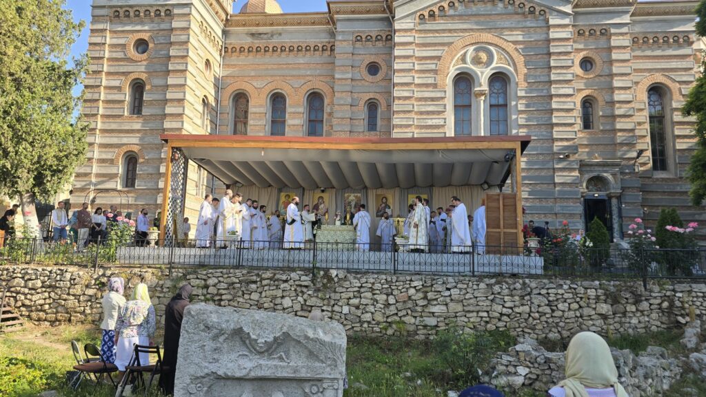 LIVE FOTO VIDEO Sărbătoarea Rusaliilor la Catedrala din Constanța/ Arhiepiscopul Teodosie va binecuvânta frunzele de nuc WhatsApp Image 2025 06 08 at 08.36.18 3