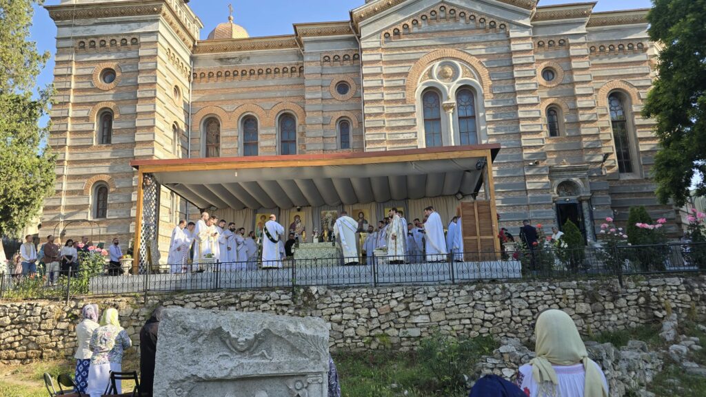 LIVE FOTO VIDEO Sărbătoarea Rusaliilor la Catedrala din Constanța/ Arhiepiscopul Teodosie va binecuvânta frunzele de nuc WhatsApp Image 2025 06 08 at 08.36.18 4