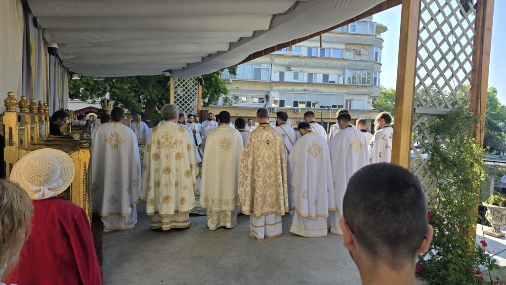 LIVE FOTO VIDEO Sărbătoarea Rusaliilor la Catedrala din Constanța/ Arhiepiscopul Teodosie va binecuvânta frunzele de nuc WhatsApp Image 2025 06 08 at 08.36.18 7