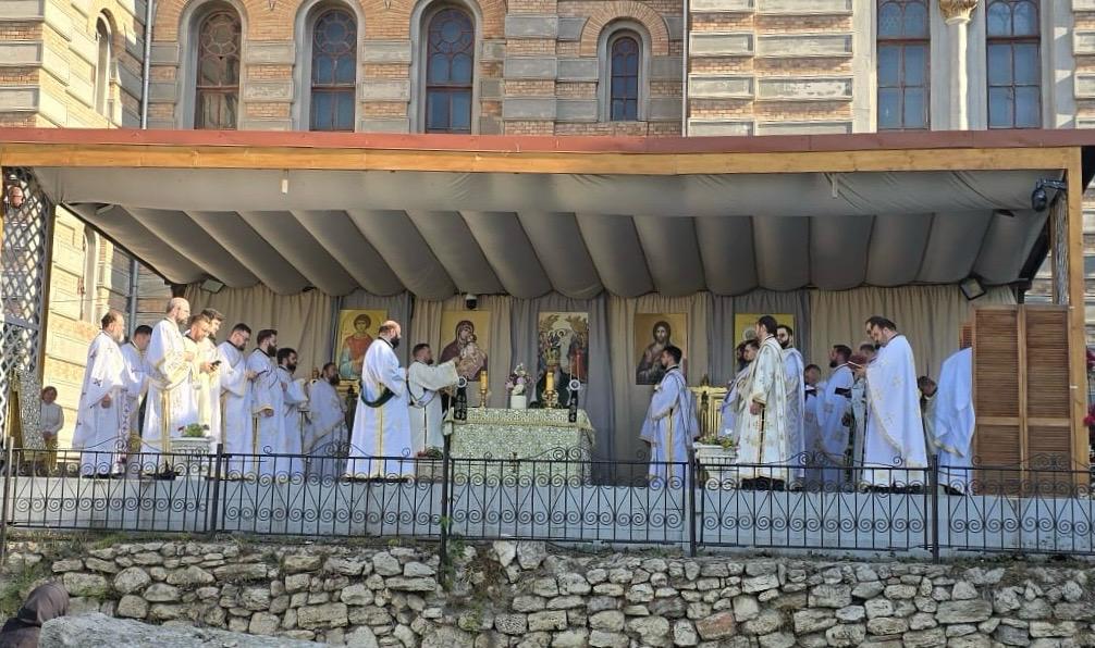 LIVE FOTO VIDEO Sărbătoarea Rusaliilor la Catedrala din Constanța/ Arhiepiscopul Teodosie va binecuvânta frunzele de nuc WhatsApp Image 2025 06 08 at 08.54.35