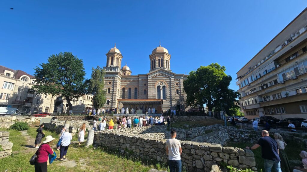 LIVE FOTO VIDEO Sărbătoarea Rusaliilor la Catedrala din Constanța/ Arhiepiscopul Teodosie va binecuvânta frunzele de nuc WhatsApp Image 2025 06 08 at 09.22.35 2
