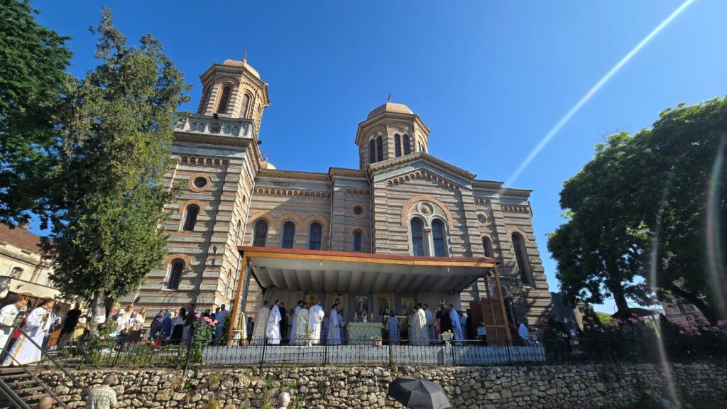 LIVE FOTO VIDEO Sărbătoarea Rusaliilor la Catedrala din Constanța/ Arhiepiscopul Teodosie va binecuvânta frunzele de nuc WhatsApp Image 2025 06 08 at 09.22.36