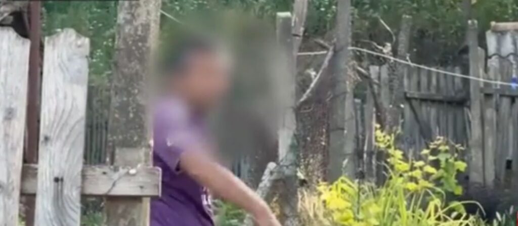 Copil cu dizabilități din Ostrov, ținut în grajd și hrănit cu pufuleți și orez / Dosar penal pentru rele tratamente, dar și pentru amenințare WhatsApp Image 2025 06 08 at 11.17.17
