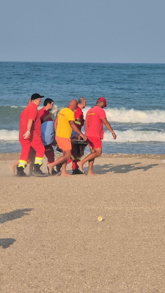 FOTO VIDEO O femeie a fost scoasă inconștientă din apă, pe plaja din Costinești UPDATE 2 FOTO VIDEO O femeie a fost scoasă inconștientă din apă, pe plaja din Costinești UPDATE WhatsApp Image 2025 06 11 at 04.53.39 1