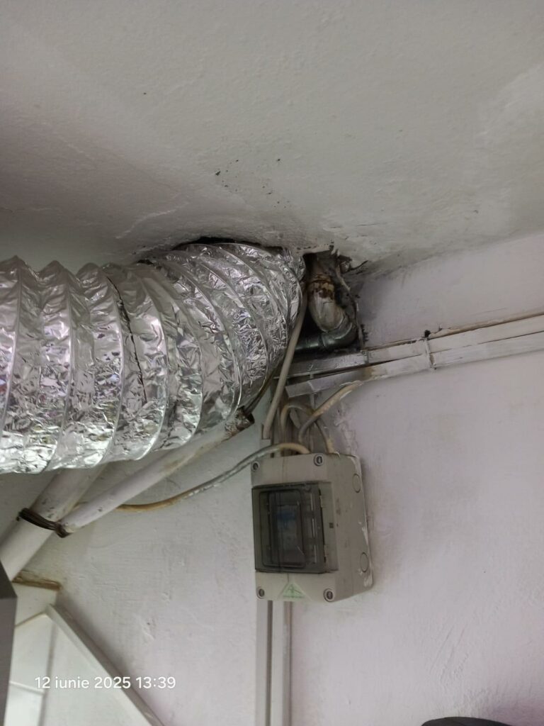 FOTO VIDEO Două restaurante închise în centrul vechi al Constanței. Mizerie, alimente fără etichete și risc de îmbolnăvire 8 FOTO VIDEO Două restaurante închise în centrul vechi al Constanței. Mizerie, alimente fără etichete și risc de îmbolnăvire WhatsApp Image 2025 06 12 at 17.12.07 2