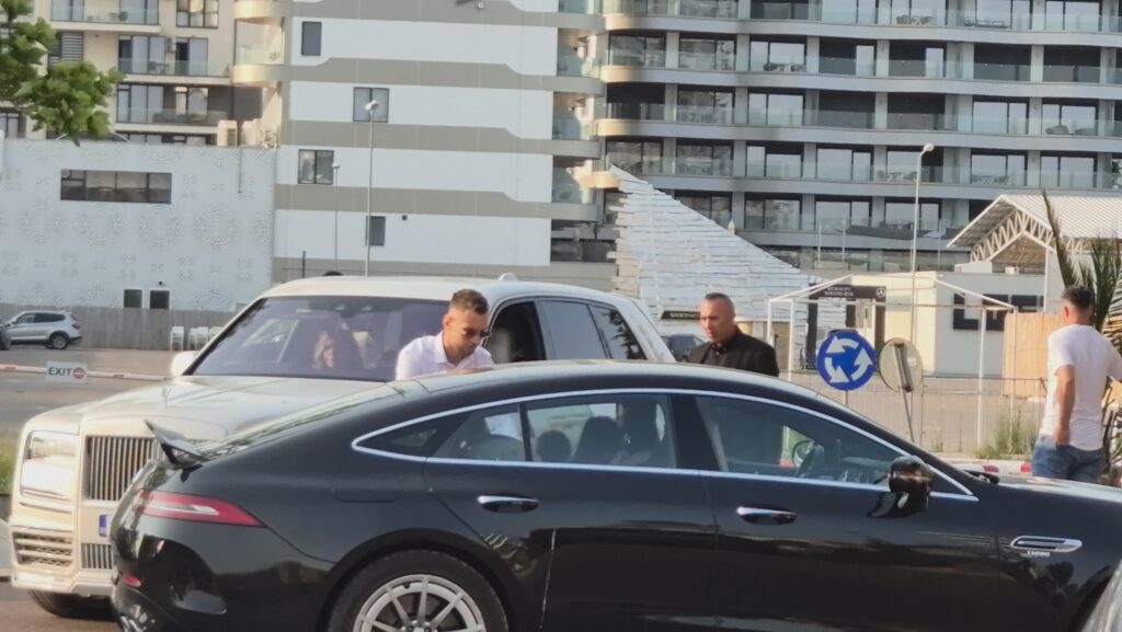 FOTO VIDEO La Nuba se umple ringul! Vedetele echipei naționale sosesc la nunta lui Florinel Coman / Constănțeanul Denis Alibec e prezent 26 FOTO VIDEO La Nuba se umple ringul! Vedetele echipei naționale sosesc la nunta lui Florinel Coman / Constănțeanul Denis Alibec e prezent WhatsApp Image 2025 06 12 at 18.58.26 1