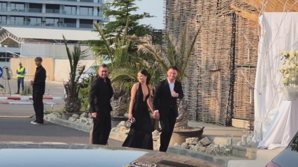 FOTO VIDEO La Nuba se umple ringul! Vedetele echipei naționale sosesc la nunta lui Florinel Coman / Constănțeanul Denis Alibec e prezent 28 FOTO VIDEO La Nuba se umple ringul! Vedetele echipei naționale sosesc la nunta lui Florinel Coman / Constănțeanul Denis Alibec e prezent WhatsApp Image 2025 06 12 at 19.12.48 2