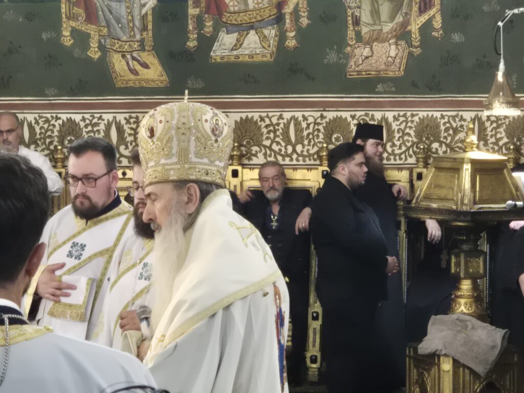 Dar cu har: Gigi Becali i-a oferit lui Florinel Coman o icoană făcătoare de minuni, de proveniență rusească FOTO VIDEO WhatsApp Image 2025 06 13 at 07.33.44