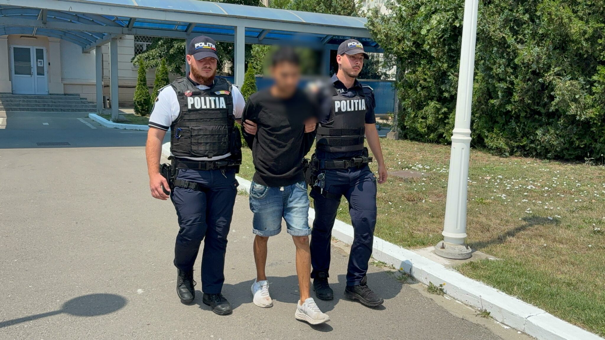 FOTO VIDEO Și-a amenințat mama și fratele, apoi a încălcat ordinul de protecție: tânăr de 26 de ani, prins pe un câmp la Tuzla și arestat WhatsApp Image 2025 06 13 at 19.14.56