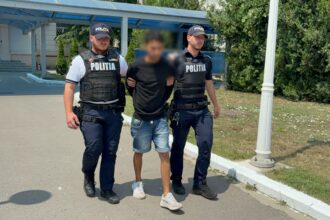 FOTO VIDEO Și-a amenințat mama și fratele, apoi a încălcat ordinul de protecție: tânăr de 26 de ani, prins pe un câmp la Tuzla și arestat WhatsApp Image 2025 06 13 at 19.14.56