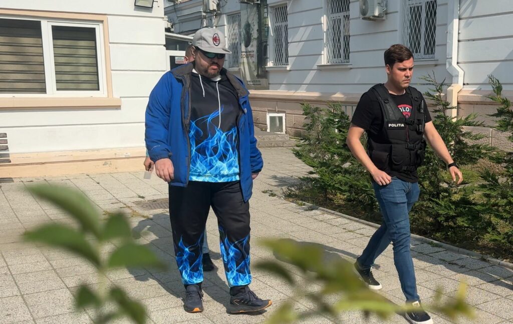 FOTO VIDEO Procurorul Viorel Teliceanu, despre deținătorul site-ului cu femei pozate pe ascuns: „Cercetările se efectuează față de autori necunoscuți” 5 FOTO VIDEO Procurorul Viorel Teliceanu, despre deținătorul site-ului cu femei pozate pe ascuns: „Cercetările se efectuează față de autori necunoscuți” WhatsApp Image 2025 06 13 at 19.16.59