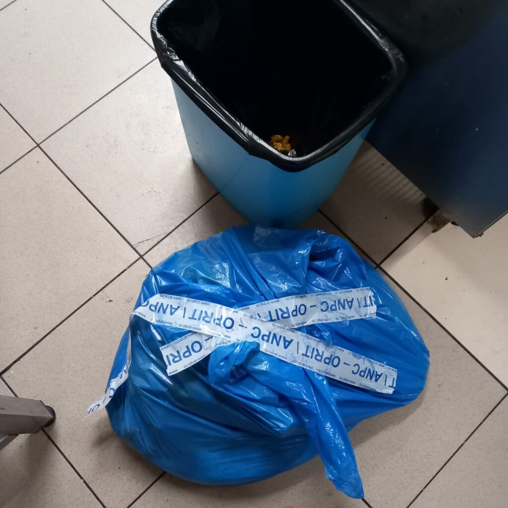 FOTO VIDEO Grăsime, murdărie și colac de WC pe cuptor: Restaurantul indian Ganesha din Constanța, închis de OPC 2 FOTO VIDEO Grăsime, murdărie și colac de WC pe cuptor: Restaurantul indian Ganesha din Constanța, închis de OPC WhatsApp Image 2025 06 14 at 11.47.19 1