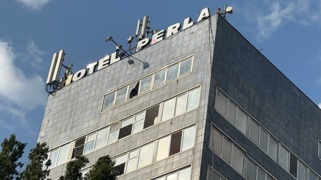 Galerie FOTO VIDEO Ultimele imagini cu Hotel Perla din Mamaia. Clădirea emblematică va fi demolată complet 6 Galerie FOTO VIDEO Ultimele imagini cu Hotel Perla din Mamaia. Clădirea emblematică va fi demolată complet WhatsApp Image 2025 06 15 at 17.44.00