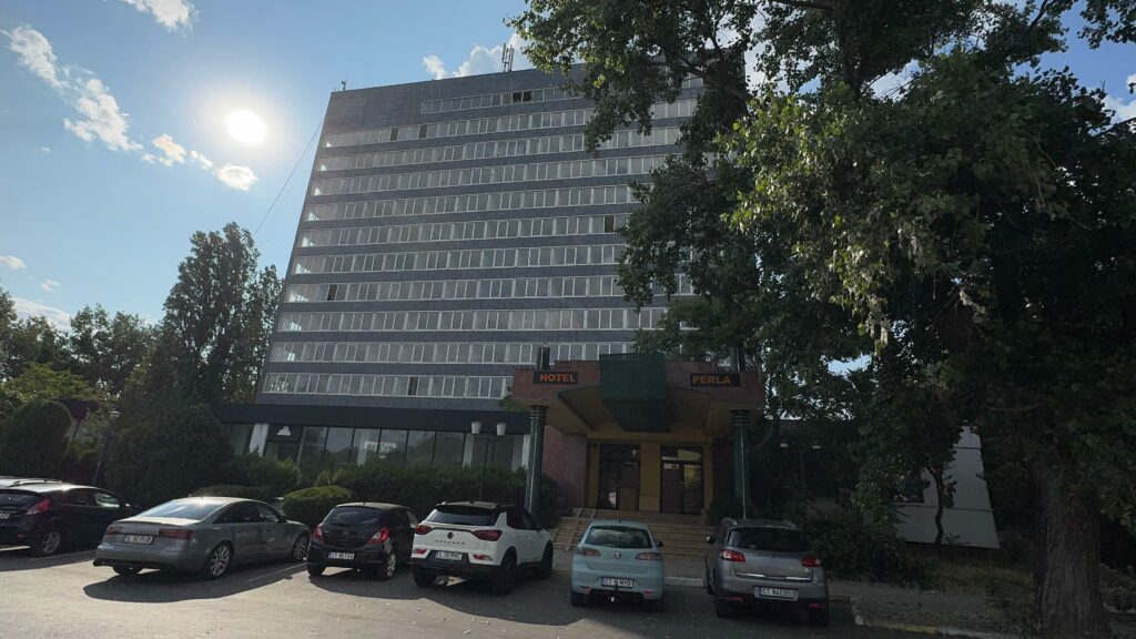 Galerie FOTO VIDEO Ultimele imagini cu Hotel Perla din Mamaia. Clădirea emblematică va fi demolată complet 8 Galerie FOTO VIDEO Ultimele imagini cu Hotel Perla din Mamaia. Clădirea emblematică va fi demolată complet WhatsApp Image 2025 06 15 at 17.44.38